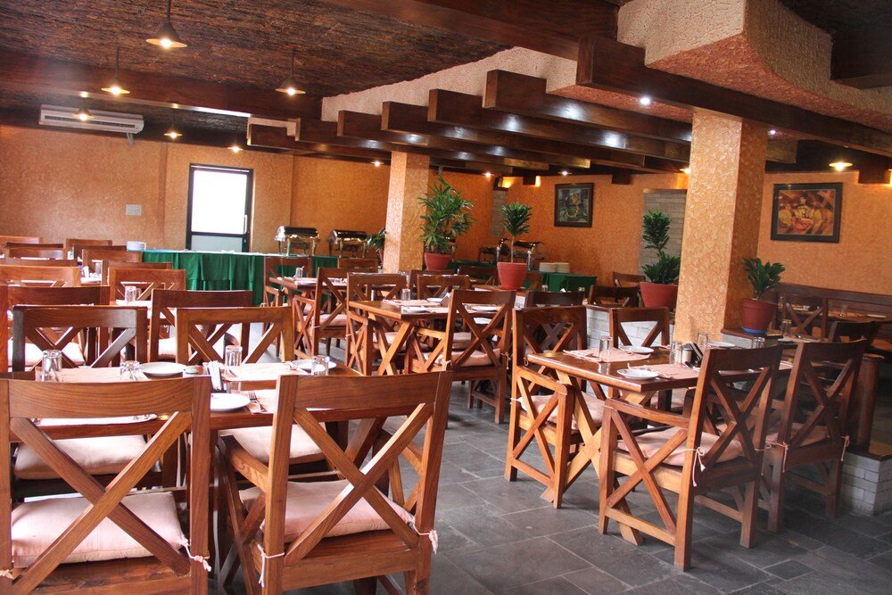 3 Dining Outlets