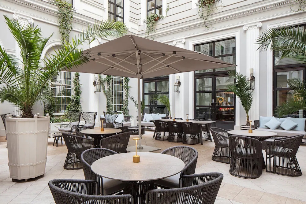 Al Fresco Dining Lounge