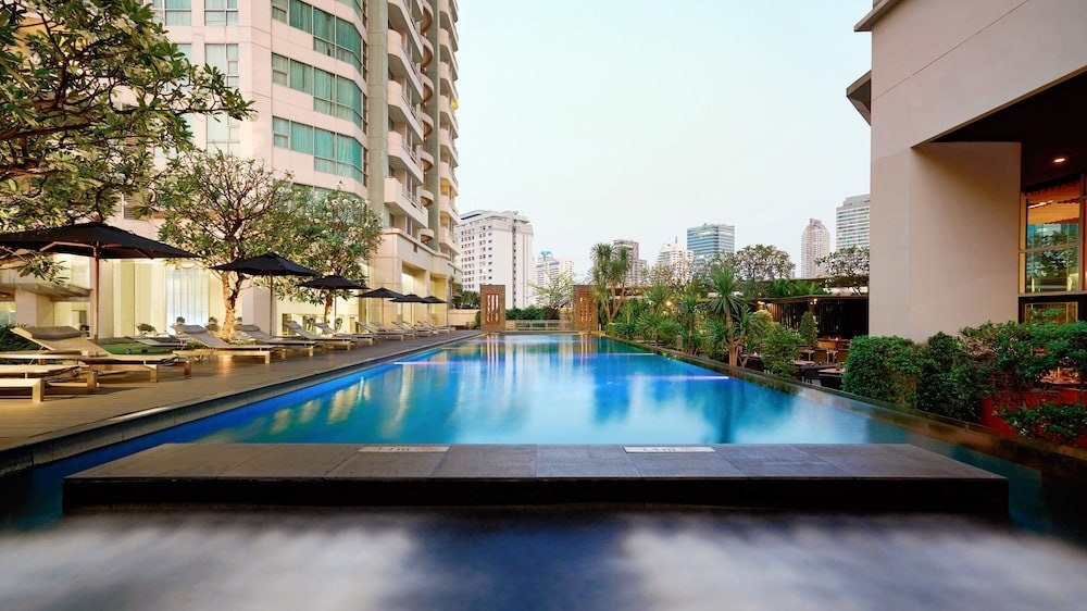 Infinity-edge Pool