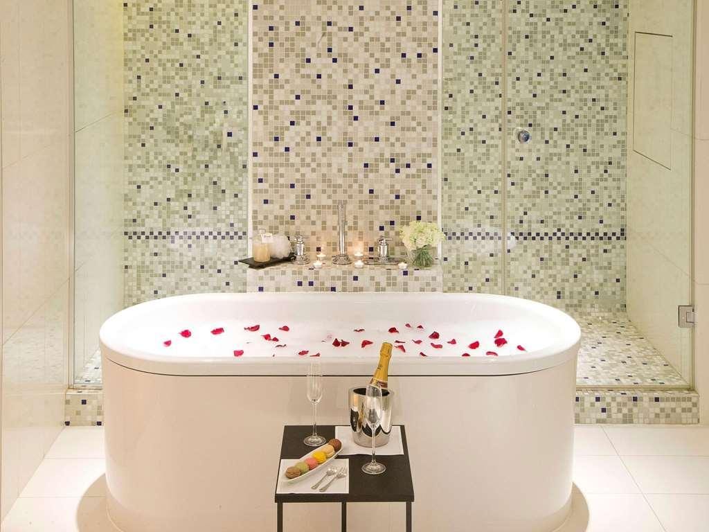 Bathtubs & Balmain Toiletries