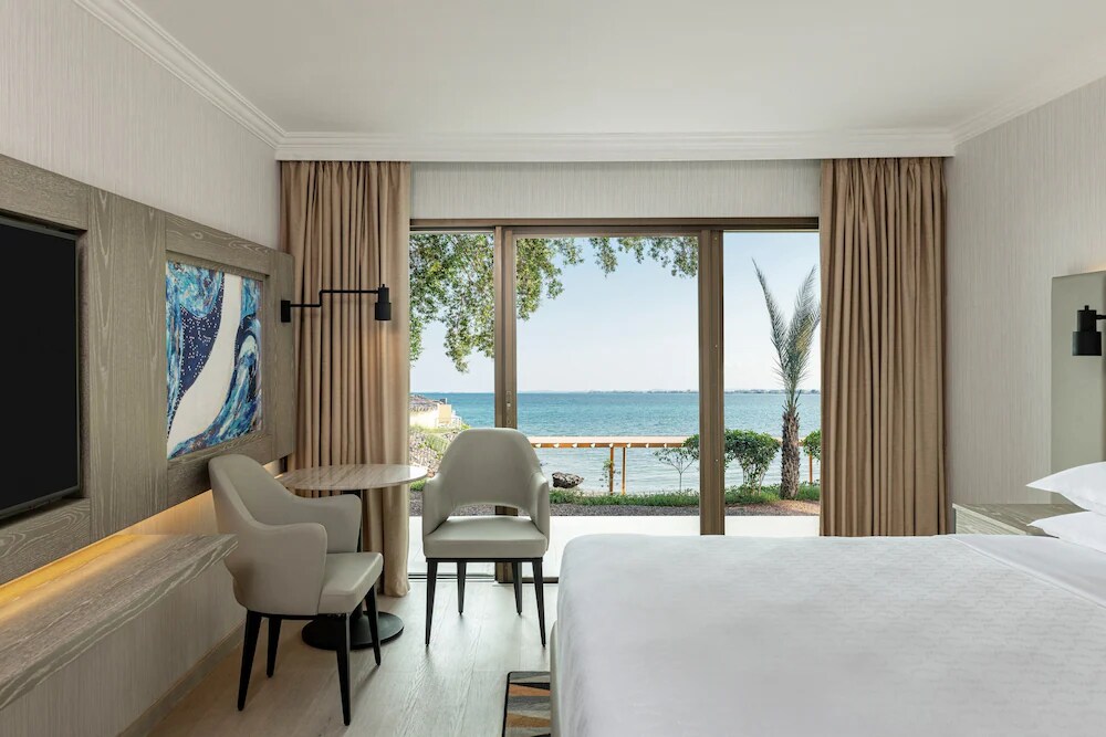 Luxurious Oceanfront Rooms