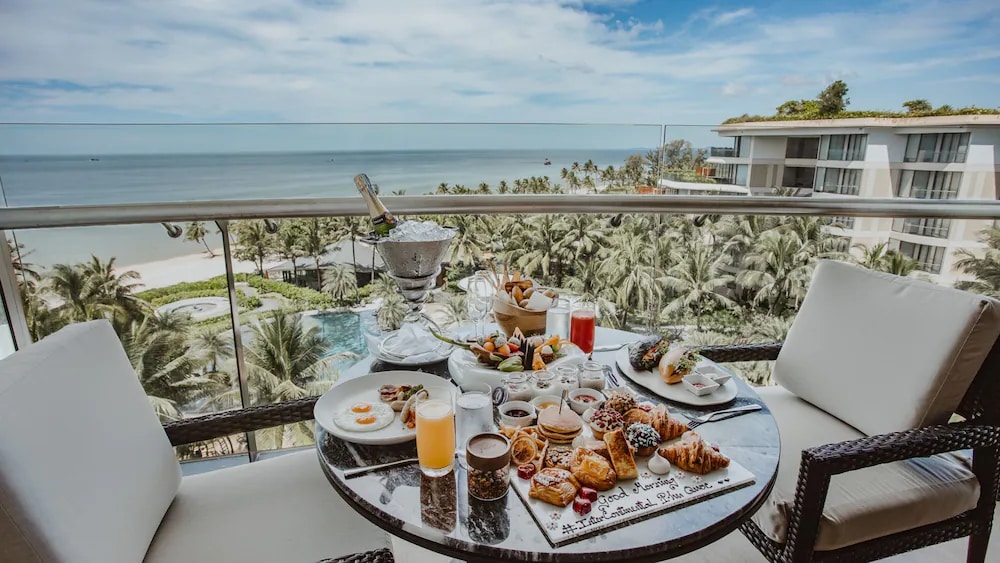 6 Restaurants & Bars