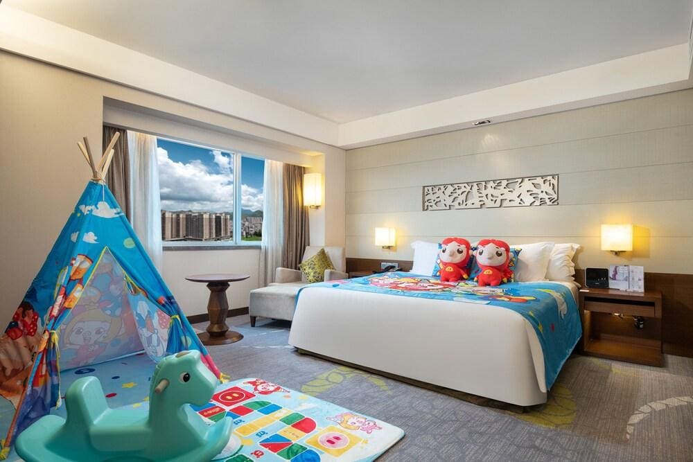 Panoramic Rooms & Playdates