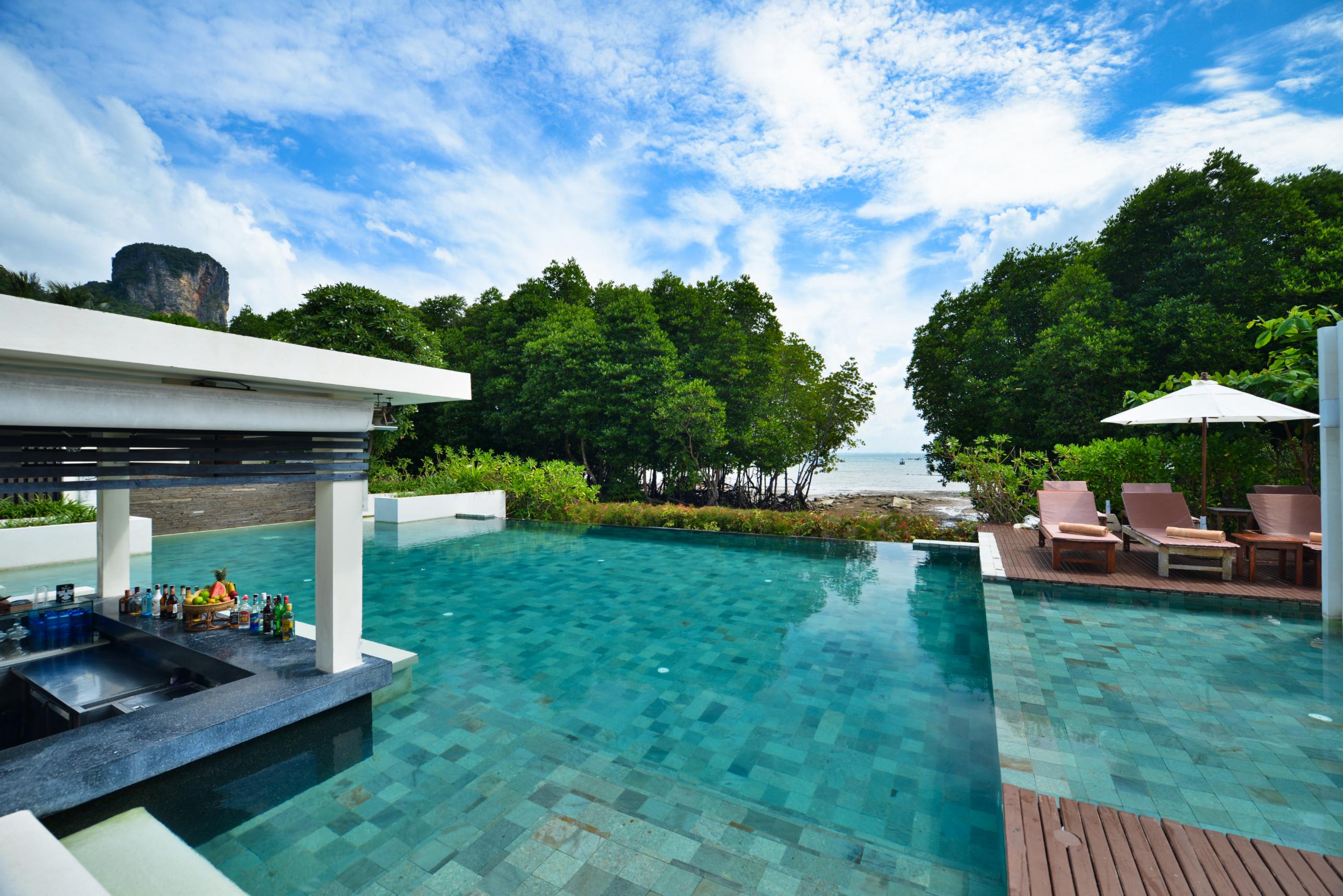 Seafront Swimming Pool & Pool Bar