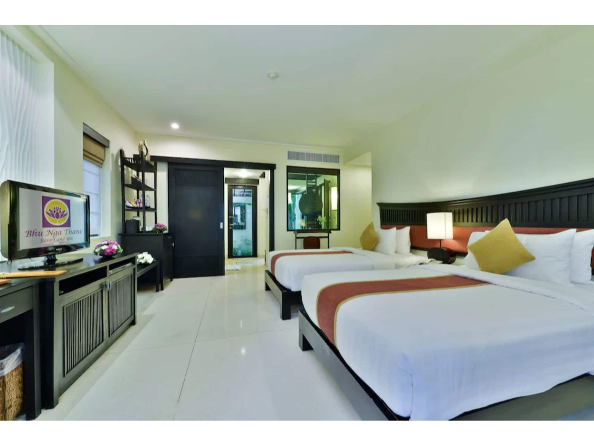 Colonial-style Rooms