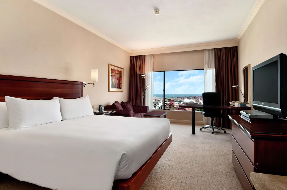 Expansive Suites & Scenic Vistas