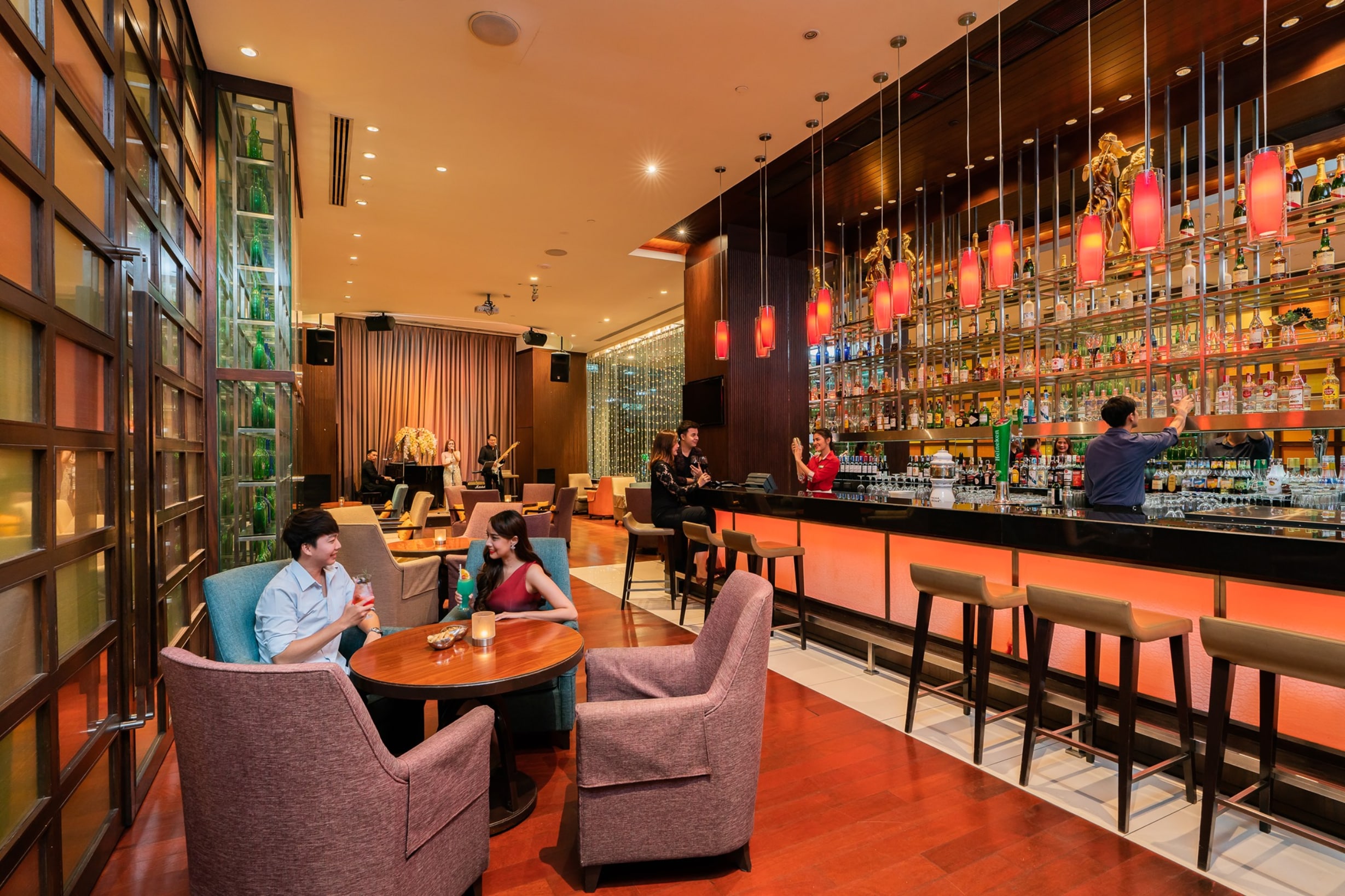 Chic Restaurants & Cocktail Lounge