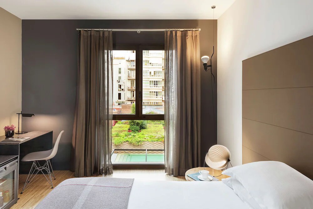 Rooms with Pool Views