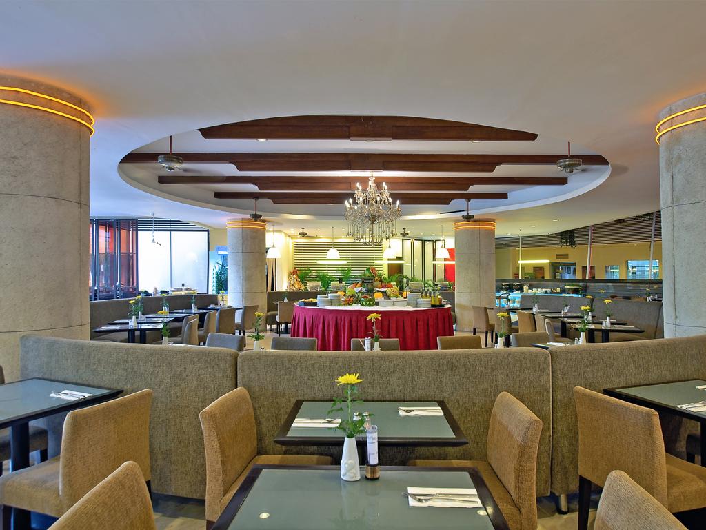 8 Dining Outlets